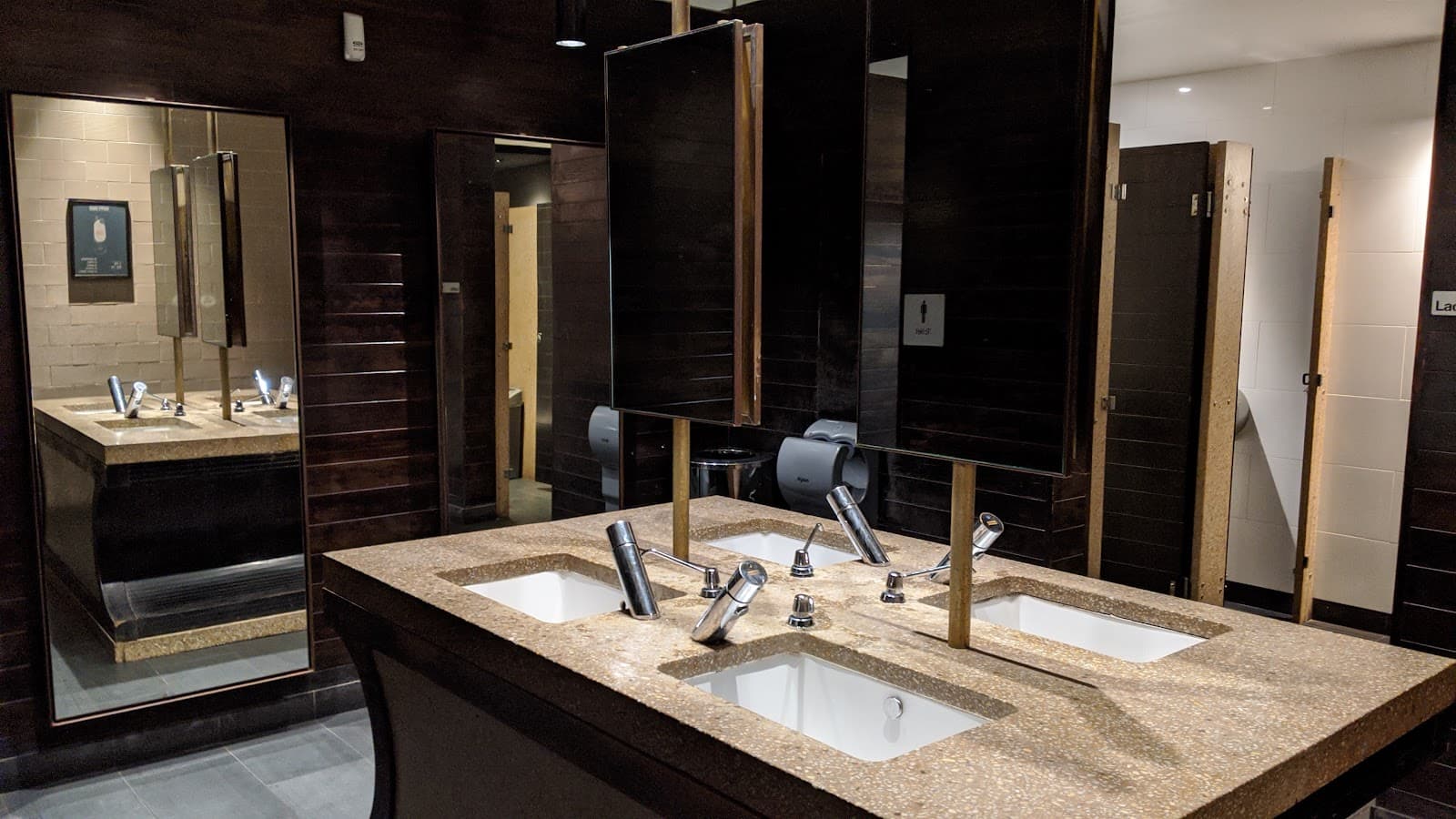Hotel Ravesis — Bondi, Sydney